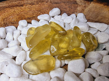 Load image into Gallery viewer, Lemon Quartz Tumble
